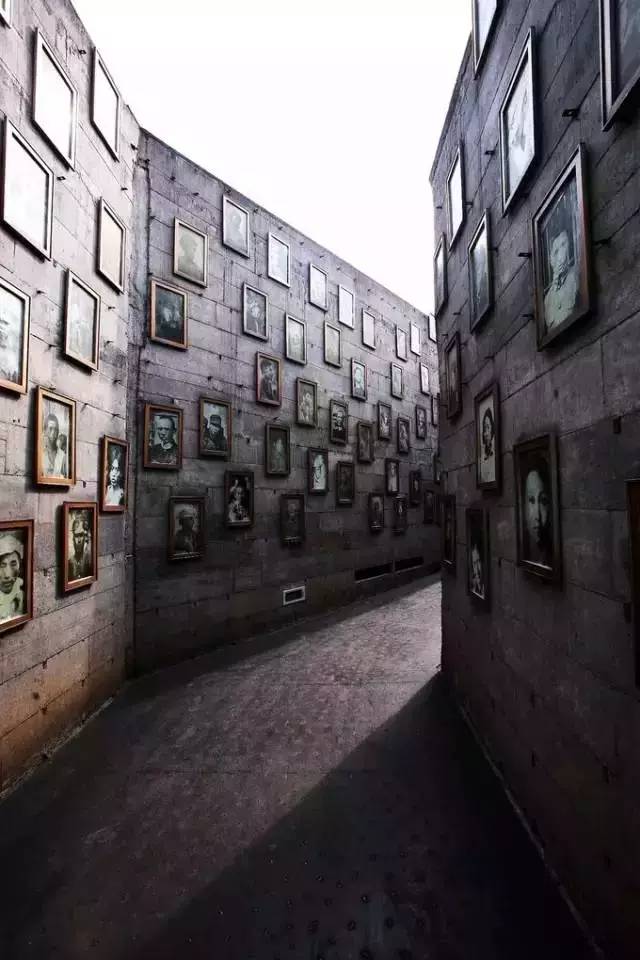 嫌工资低辞职光脚坐在火车站,成都市副市长辞职