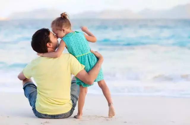 宝宝穿开裆裤危害秋冬,宝宝穿开裆裤坐在地上的危害