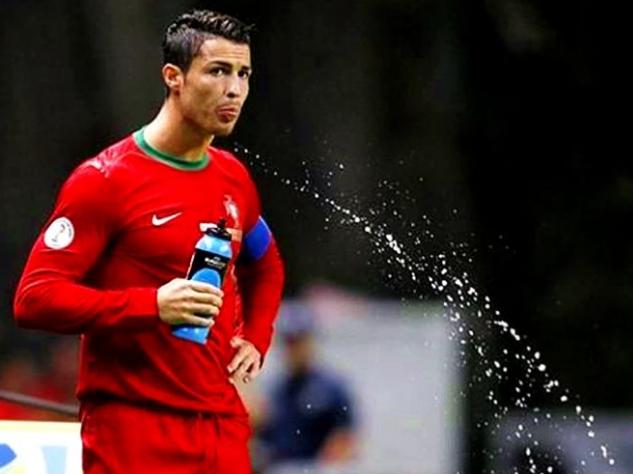 为什么足球运动员喝水要吐口水,足球比赛运动员为什么爱吐口水