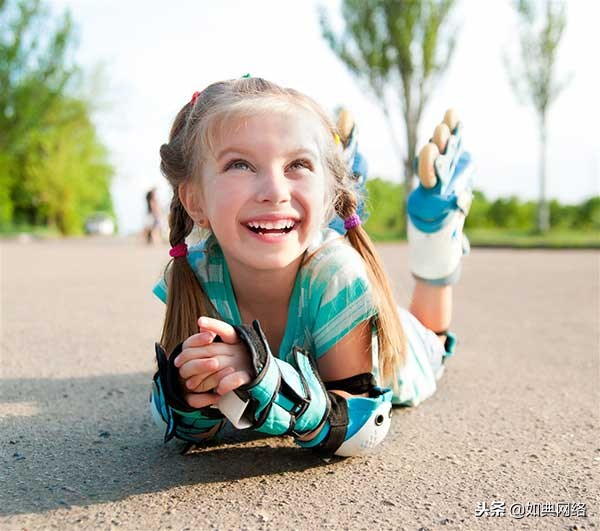 轮滑老是跌倒怎么回事,轮滑往后摔倒怎么办