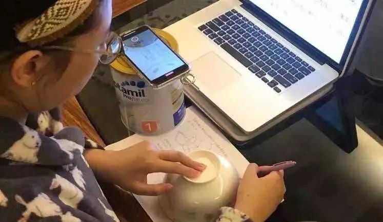 由于瘟情：老师变成了“主播”直播上网课、结果老师涉黄被封号！