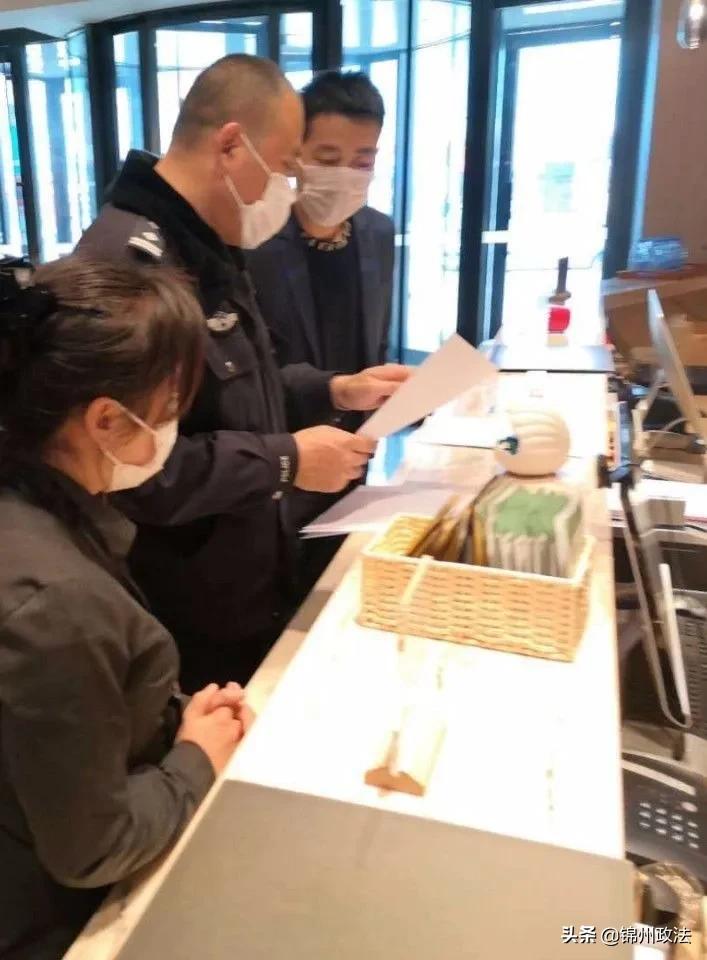 变的是“角”色不变的是“警”色