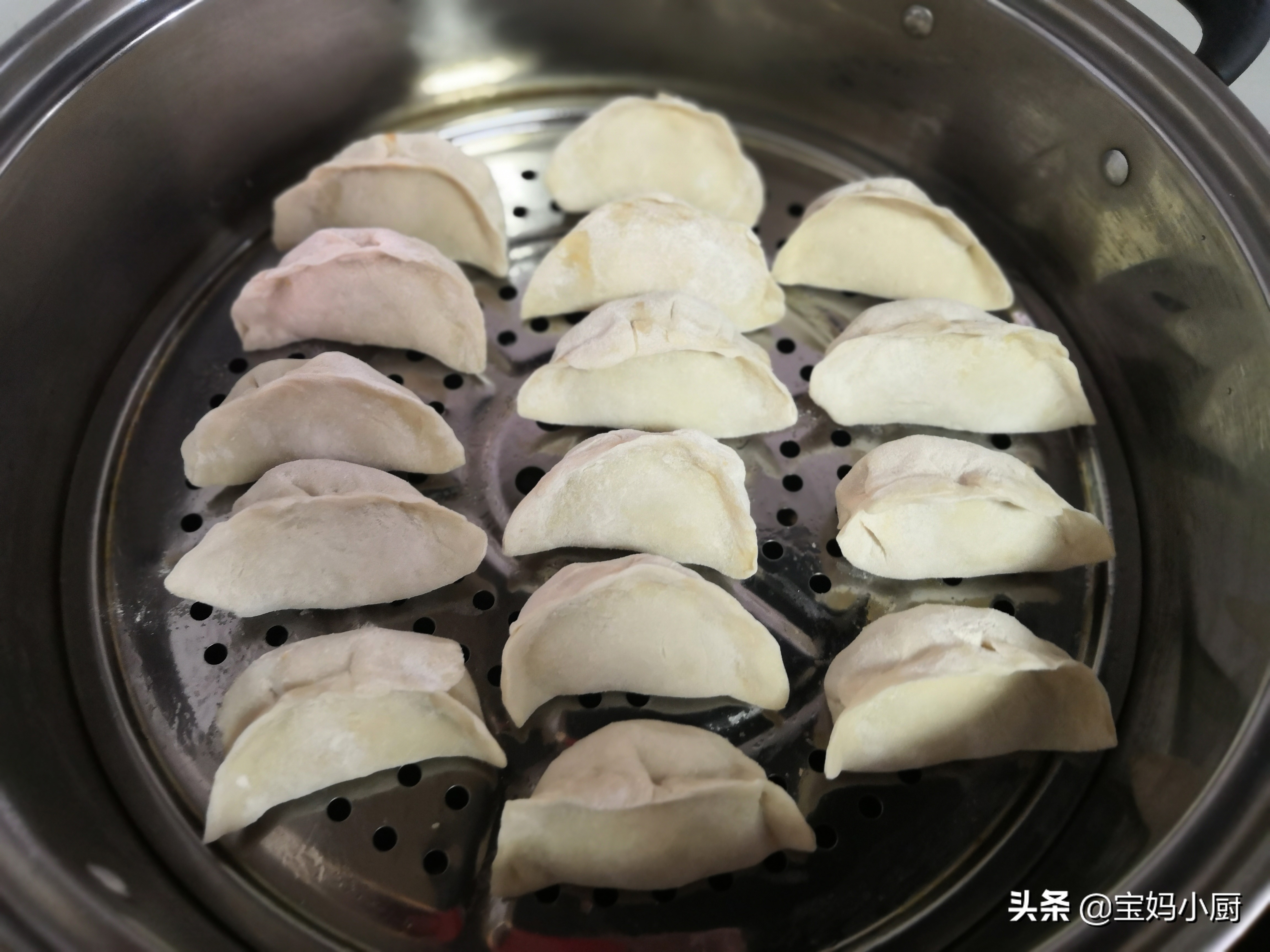 早餐就爱吃蒸饺，比包子省事，软乎乎，一咬直冒汁，放一天都不硬