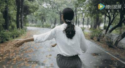 她31岁放弃北漂高薪，回归森林“捡垃圾”，用树叶打造出人间仙境