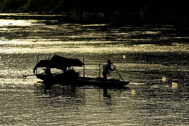 满清侯爷微服私访，责令把鲟鳇鱼圈养，待封冻后千里迢迢进贡朝廷