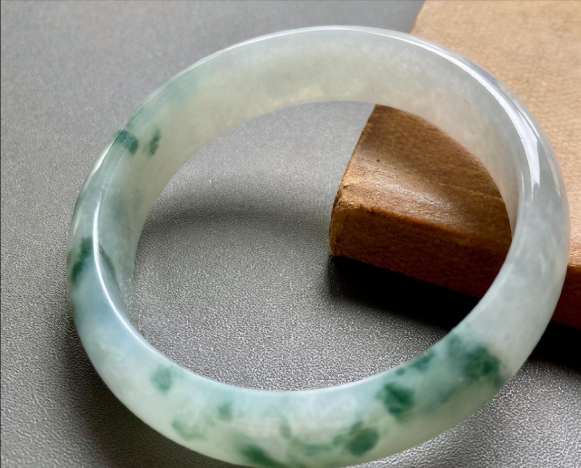 翡翠辨别技巧快速判断翡翠的优劣,如何使用翡翠手电筒鉴别翡翠