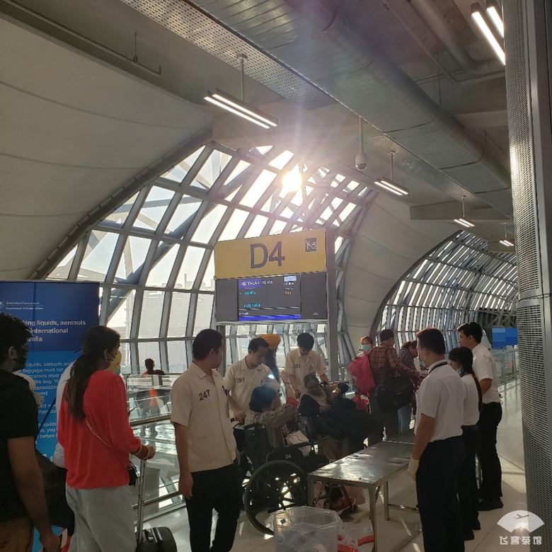 打卡泰航波音747头等舱，贴心空姐疯狂投喂，大龙虾鱼子酱吃到撑