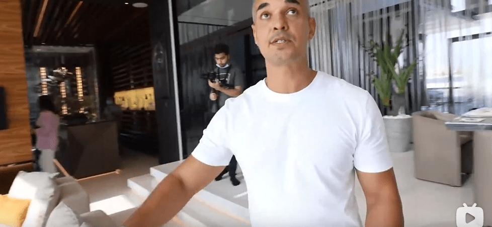 迪拜男子奋斗十年买下劳斯莱斯,迪拜小伙卖掉劳斯莱斯买法拉利