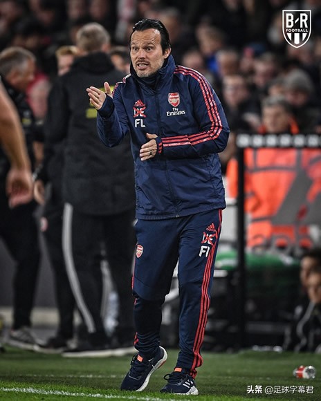 每日足坛趣图：梅西已为今晚颁奖做好准备