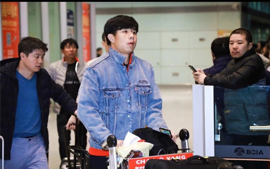 国足结束亚洲杯回到北京，名牌衣服和名包抢镜，国脚购物收获满满