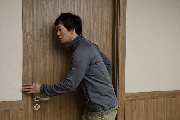 怀孕女子被车撞死，家里却总有婴儿哭声，推开婆婆屋丈夫报了警