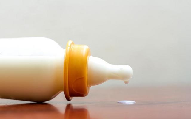 孩子奶瓶清洗用开水烫能洗干净不,新生儿奶瓶每天每次如何清洗消毒