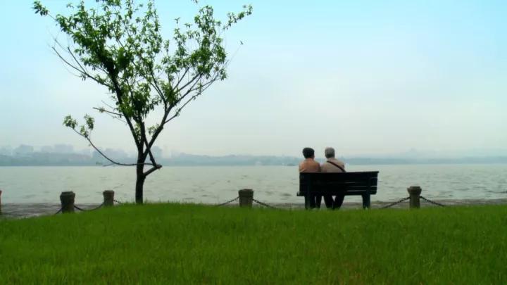 90岁夫妇恋爱日常，诠释了“与子偕老”：我忘了全世界，但记得你