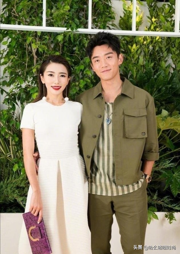 郑恺穿黑色西装出席,郑恺身穿蓝色牛仔褂更帅气了