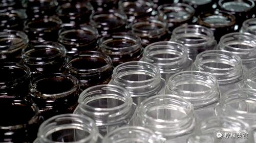 74岁的他,把一半的人生交给了这碗「黑暗甜品」