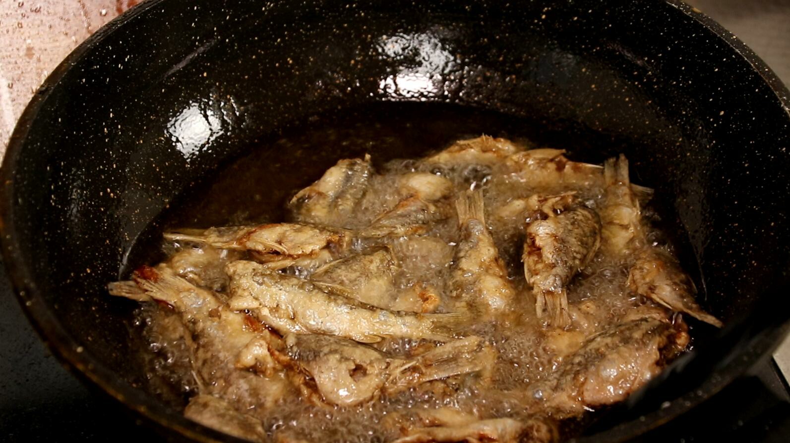 炸鱼的家常做法不用面粉淀粉,炸鱼挂芡是用淀粉还是用面粉