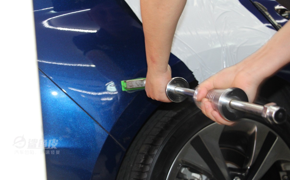 汽车门凹陷修复小窍门,郑州汽车无痕凹陷修复