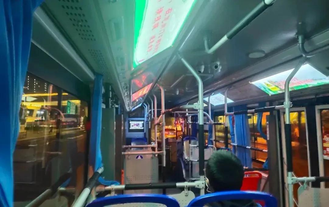 其实,我挺喜欢晚上一个人坐公交车的