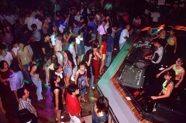 画龙画彩虹外国人,画龙老舅