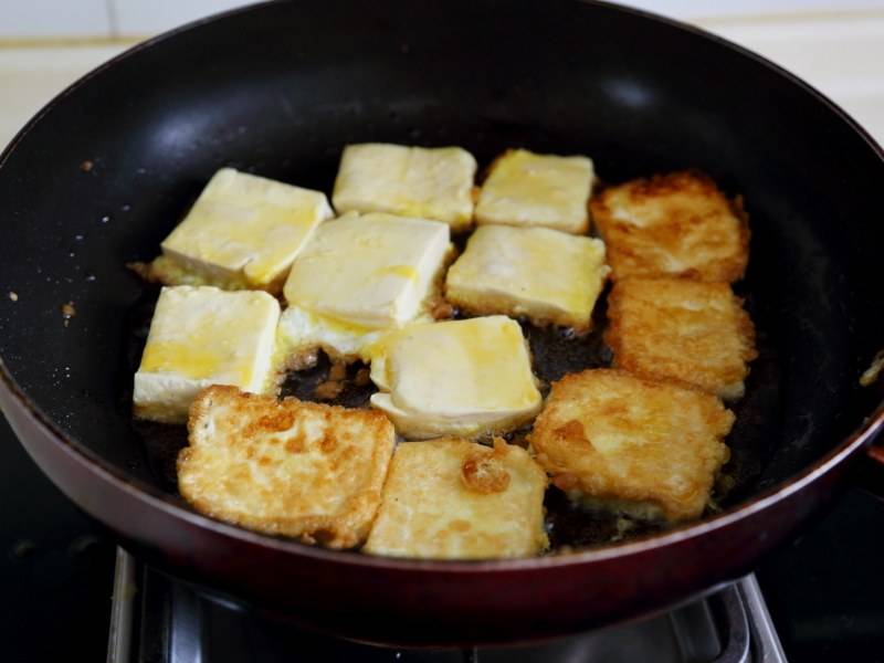 煎豆腐要加鸡蛋液吗,煎豆腐锅底要撒盐吗