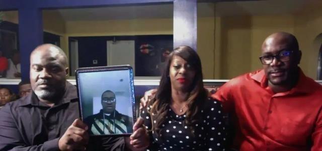 黑人被警察跪压事件升级!被杀之人竟是NBA名宿的“孪生兄弟”?