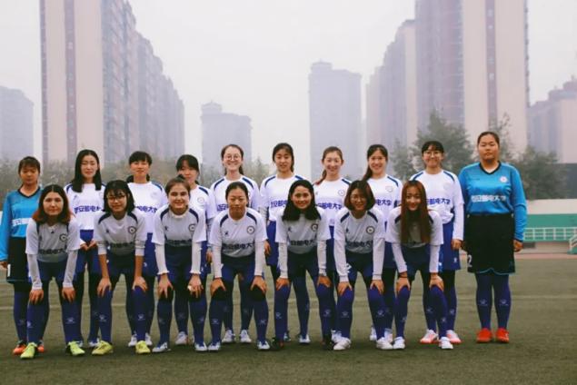 足球女神!高中结缘,她一进大学就成球队经理,如今已是女足队长