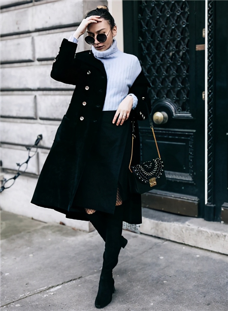 浅灰色打底衫秋冬高级感,燕麦色针织打底衫