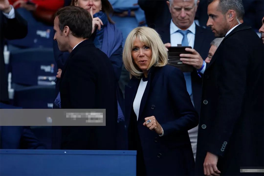 66岁法国第一夫人陪老公看球,双手抱胸气场足,马克龙竟变成陪衬