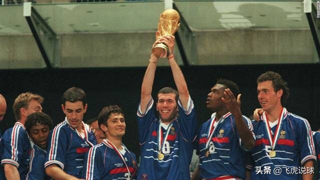 齐达内回头望着姆巴佩,齐达内头顶马特拉齐回首往事