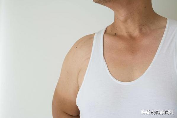 身上突发的肉疙瘩是瘤？会癌变？医生：或与5种疾病有关，需留意