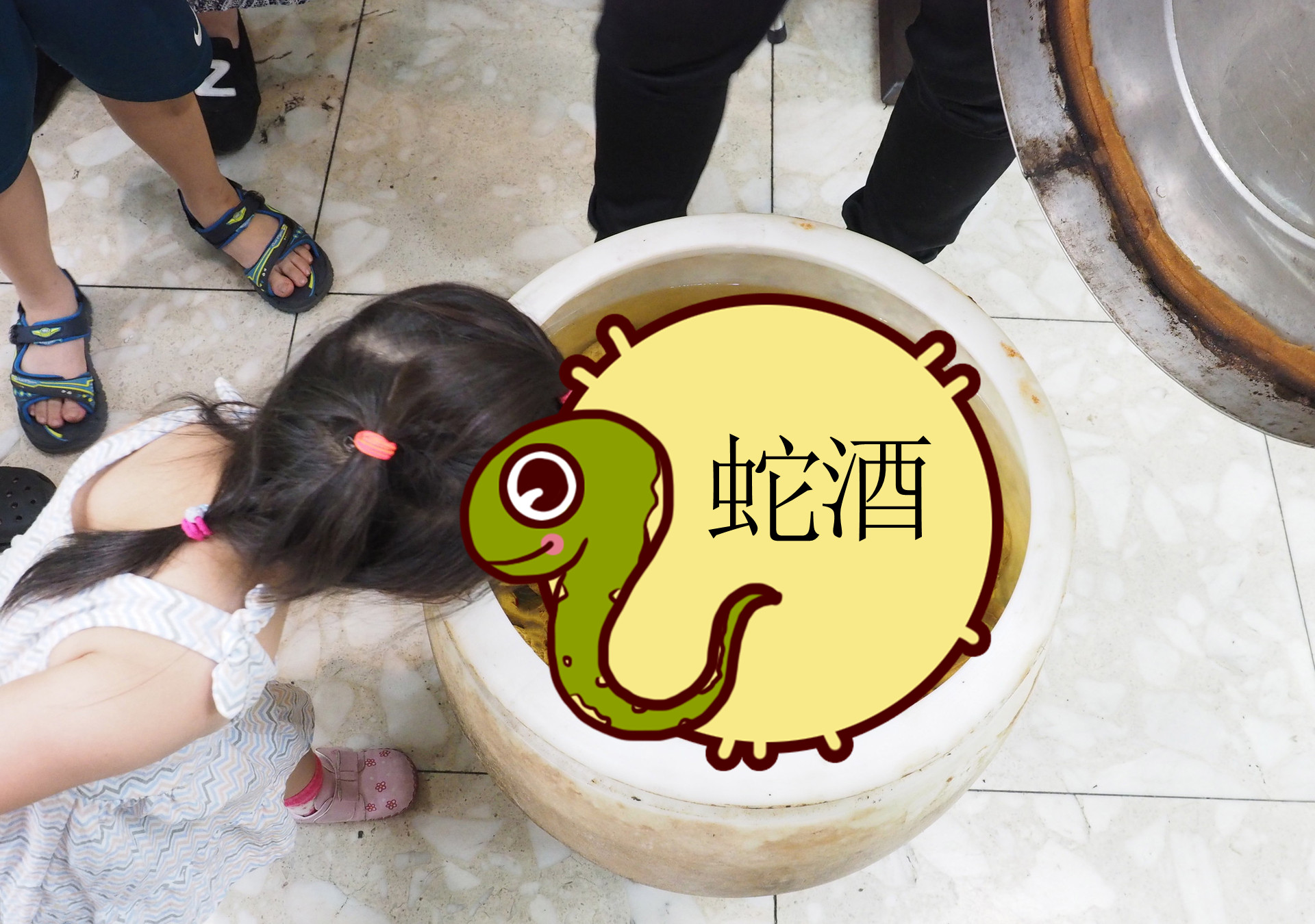 毒蛇在酒里一年后“复活”，村民开盖后被咬身亡！为何蛇没有死？