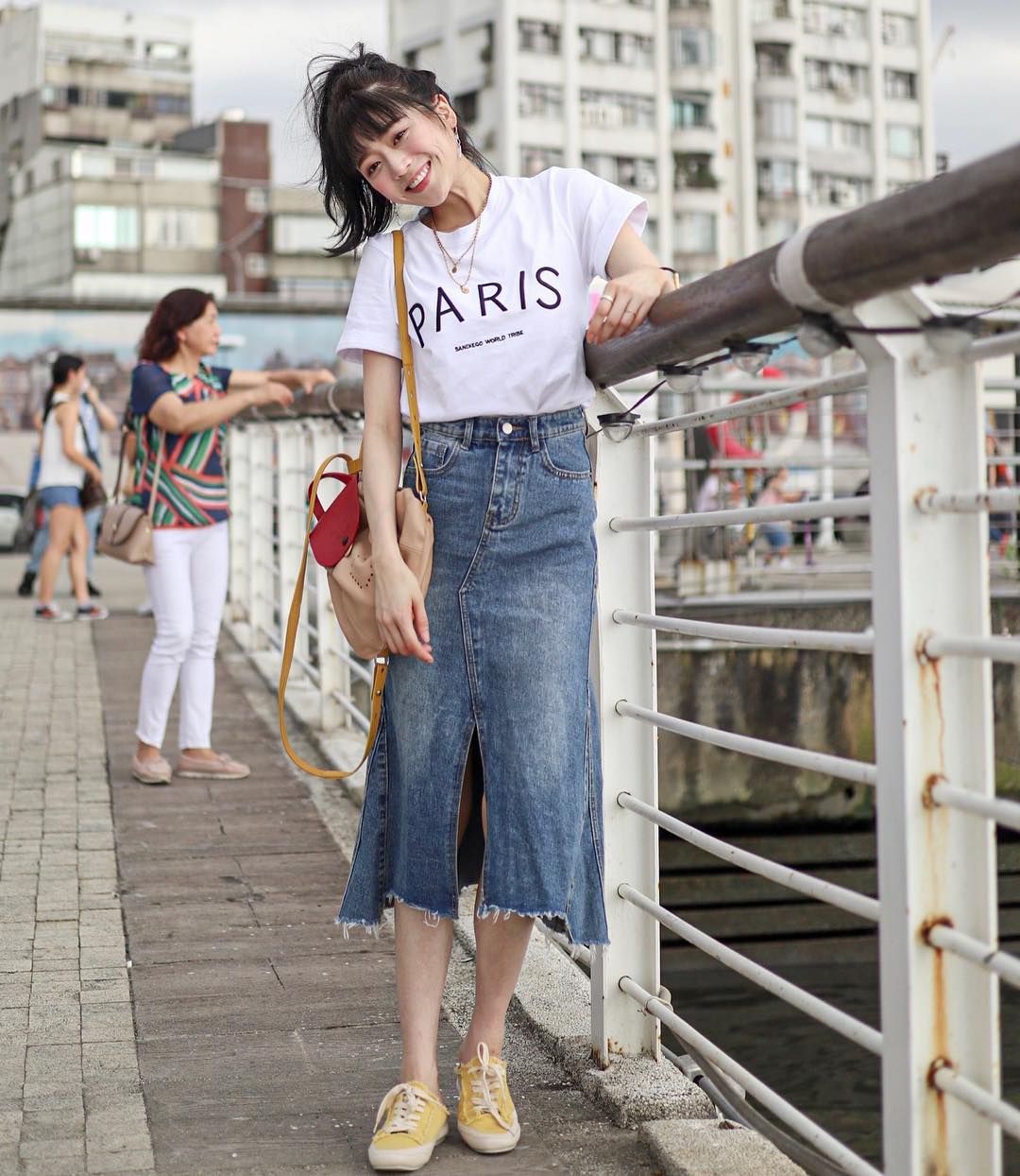 女人夏季时尚休闲牛仔半裙,年轻女孩时尚牛仔裙