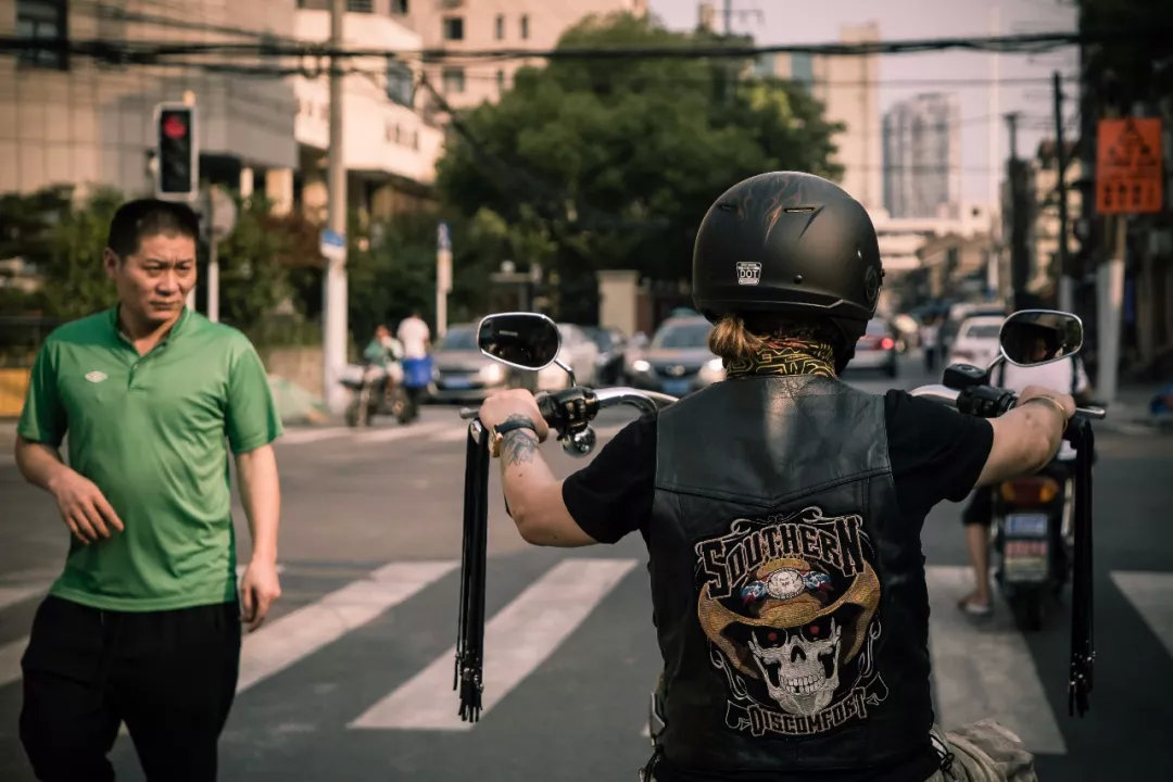 骑哈雷的爷叔,骑哈雷的爷爷还是爷叔