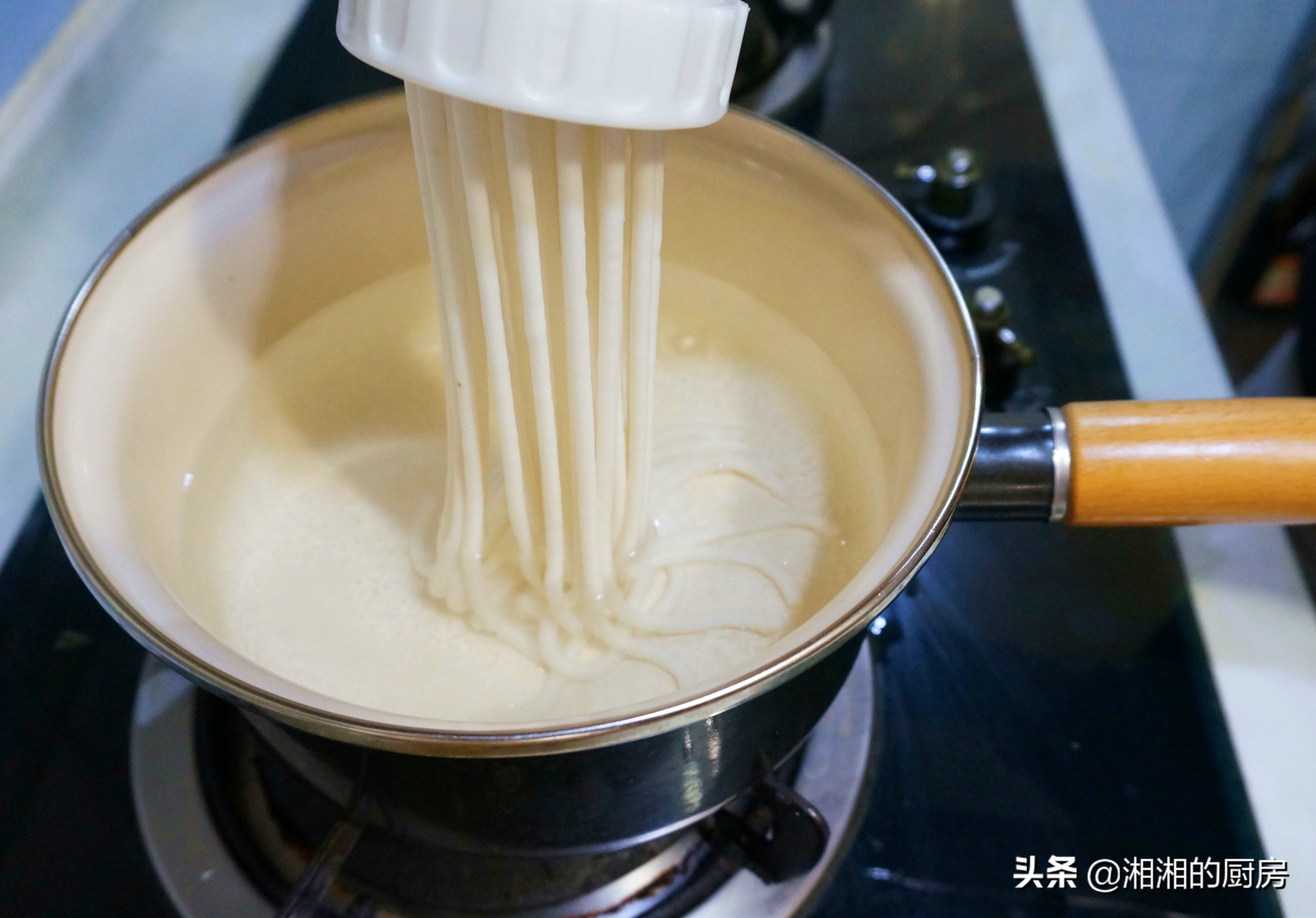 怎么用大米自己做米线,别整天吃面条了荞麦面的新吃法