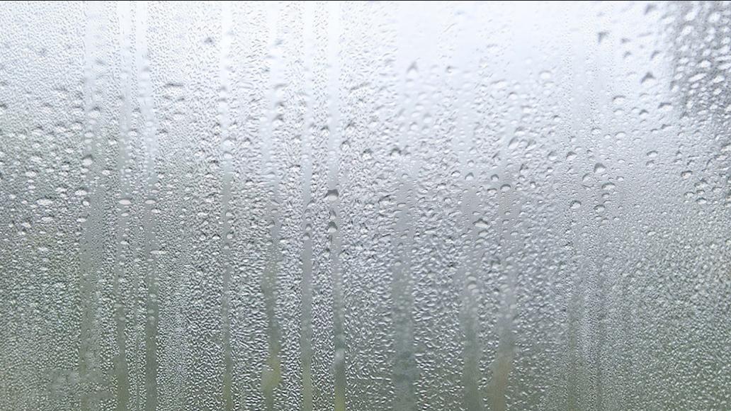 下雨在玻璃上写的字,下雨的时候在玻璃上简单画画