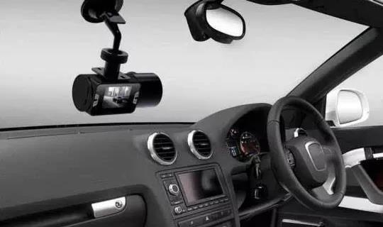 行车记录仪安装支架有什么讲究,行车记录仪选择多媒体还是记录仪