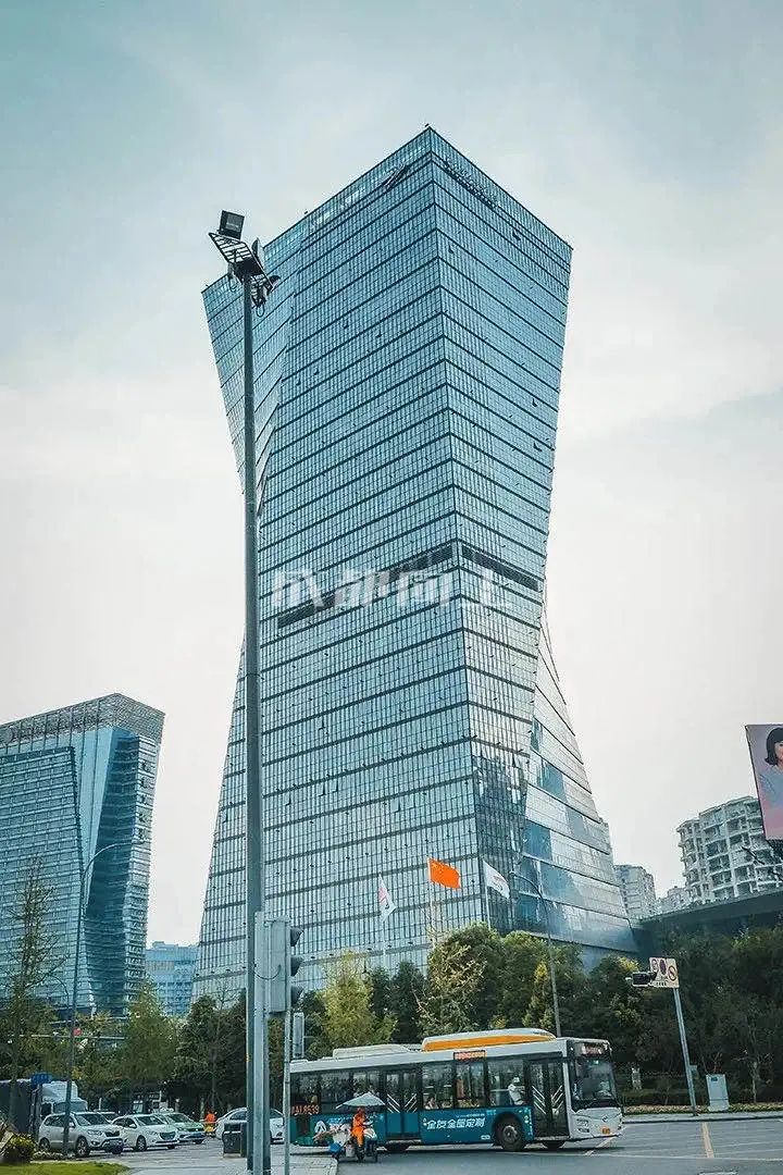 如何让成都变东京？网友：大LOGO收敛点