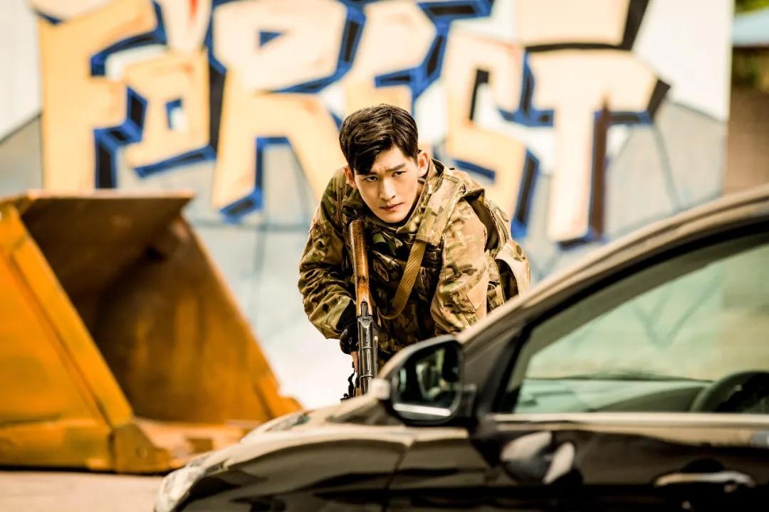 张翰新剧海报被吐槽,笑劈叉了