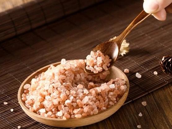 一盐一草解决皮肤油,皮肤容易出油用什么药