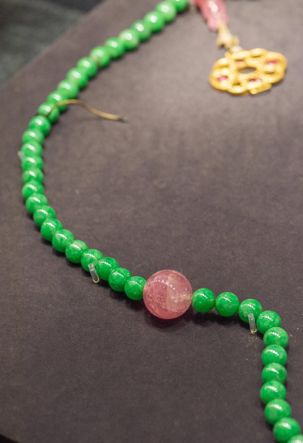 清代满绿翡翠朝珠价格,清代朝珠翡翠佛塔