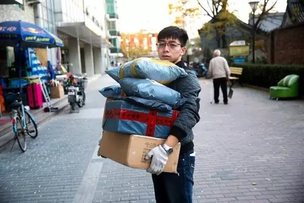 她叫九妹，在武汉做文员，月薪3000，她是这样生活的