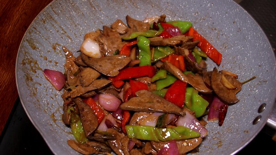 炒猪肝前是不是都要弄淀粉,炒猪肝很多人第一步就错了