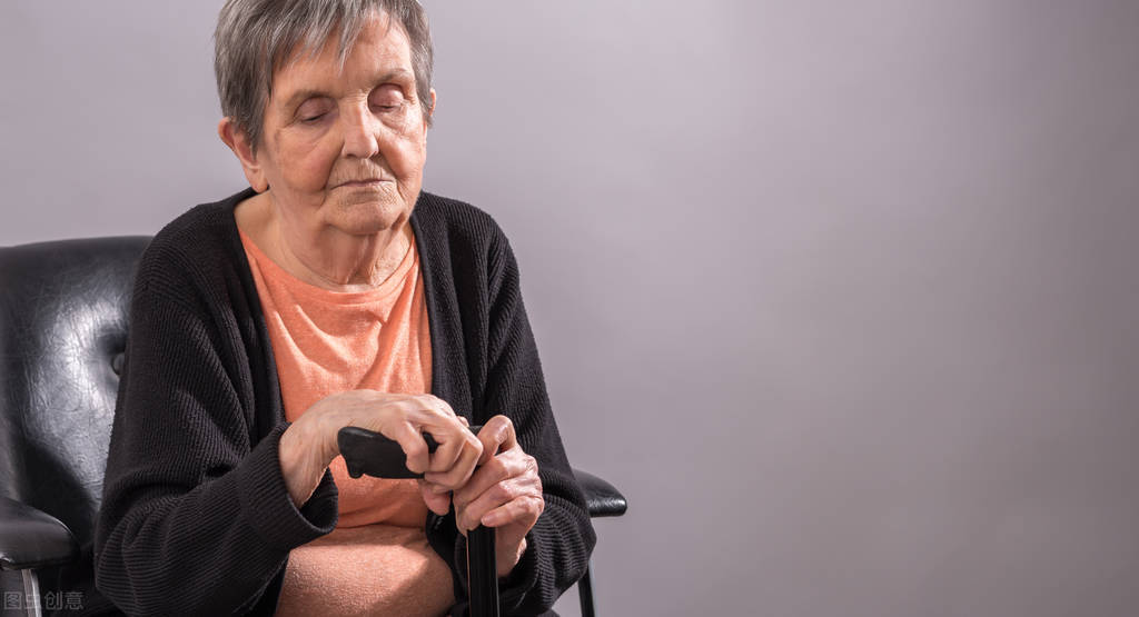 老人身上臭味怎么处理,老人身上气味很大是什么原因