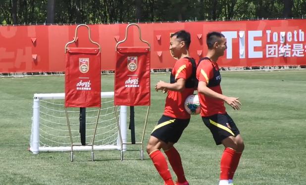 国足不过520改玩对对碰,游戏放松活跃气氛,4对组合谁表现更好