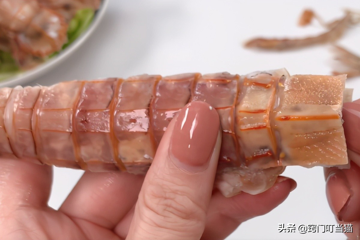 原来皮皮虾剥壳有诀窍，一剪一撕，不扎手不扎嘴，3秒剥好一个