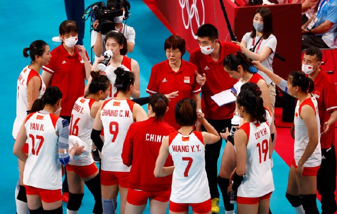 孙颖莎和伊藤美诚台下互动,孙颖莎对伊藤美诚撒娇