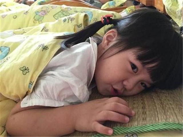 儿童睡觉不枕枕头的好处和坏处,睡枕头和不睡枕头长大后的区别