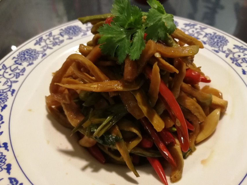 深夜郑州8男2女躲在花园路北环桥头，吃丹江翘嘴鲌，喝方城木瓜酒