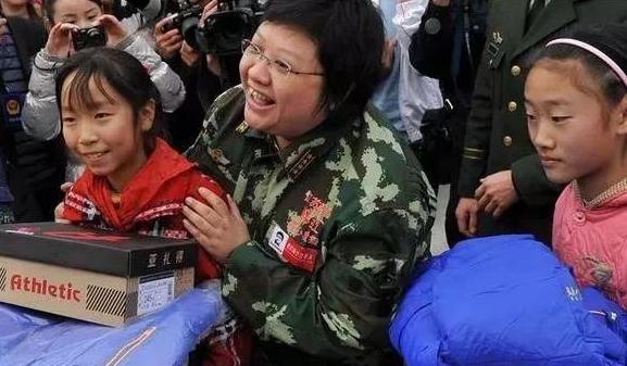 奶奶卖老冰棍,老奶奶卖雪糕帮助大山里的孩子