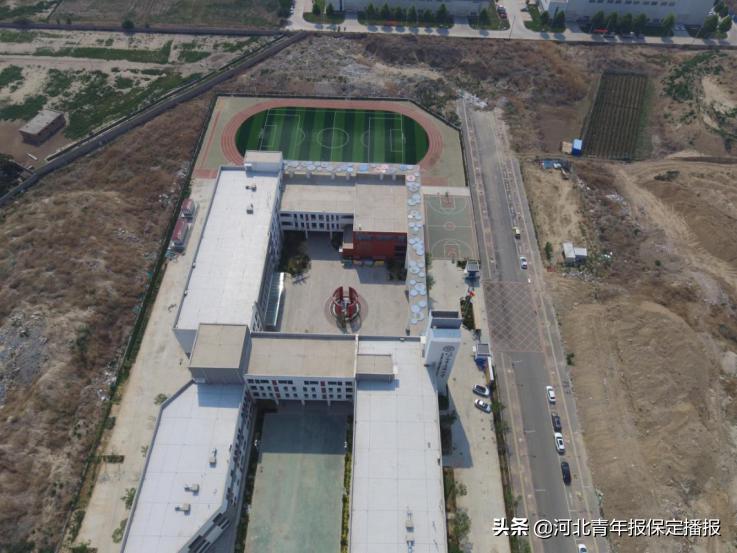保定一小学与建筑垃圾为邻,弃土临街有3米高,学生学习环境让人忧